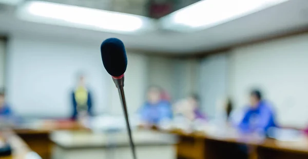Мягкий фокус настольных беспроводных микрофонов конференции с blurr — стоковое фото