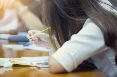 iş kadını toplantı odasında ders yazıyor