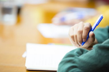 iş kadını toplantı odasında ders yazıyor