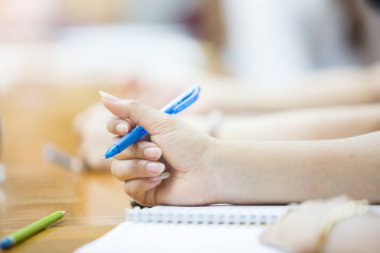 iş kadını toplantı odasında ders yazıyor