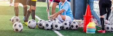 id futbolcu ve antrenör bir futbol için pompa hava vardır.
