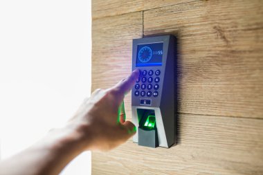 Akıllı ev klavyesi şifre girişi. İnsan el s basarak