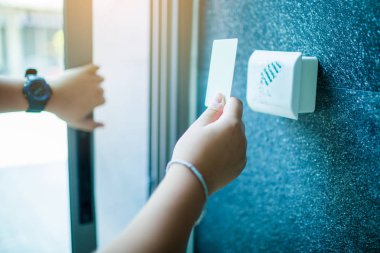 Kapı giriş kontrolü. çocuk kilitlemek ve d kilidini açmak için bir anahtar kartı tutan