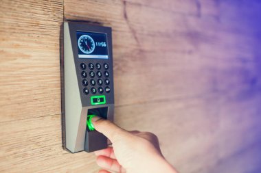 adam erişmek için elektronik kontrol makinesi üzerinde parmak aşağı itme