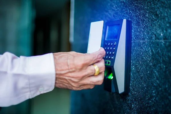 Έλεγχος πρόσβασης πόρτας. Προσωπικό που κατέχει κάρτα-κλειδί για να κλειδώσει και να ξεκλειδώσει — Φωτογραφία Αρχείου