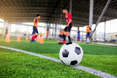 bulanık futbolcular ile yeşil yapay çim futbol topu