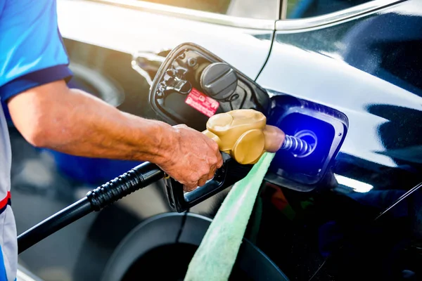 Ricarica manuale dell'auto nera con carburante presso la stazione di servizio — Foto Stock