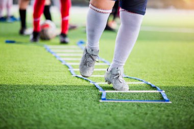 Futbol oyuncusu jogging ve basketbol tren için Marker arasında atlamak