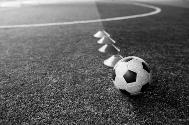 siyah ve beyaz iamge koni marker ve futbol futbol tra vardır
