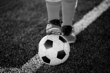 erkek futbolcuların siyah beyaz görüntü b kontrol etmek için çalıştırın