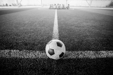 yapay çim futbol siyah beyaz görüntü.