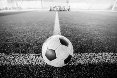 yapay çim futbol siyah beyaz görüntü.