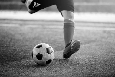 futbolcunun siyah-beyaz görüntüsü artific topu ateş