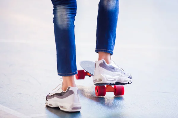 Selectieve focus op Boy skateboarder is skateboarden en rijden — Stockfoto