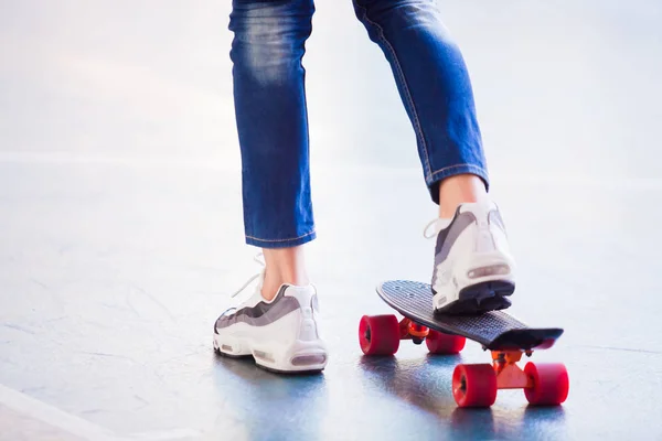 少年スケートボーダーに選択的な焦点は、スケートボードと乗馬です — ストック写真