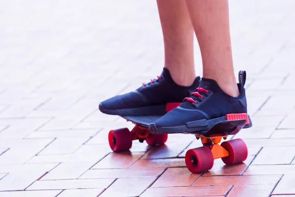 Selektywny nacisk na Skater chłopiec jest Skateboarding i jazda — Zdjęcie stockowe