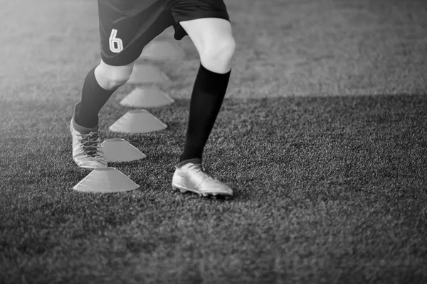 Preto e branco de jogadores de futebol infantil Jogging e salto entre c — Fotografia de Stock