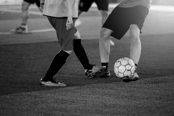 Zwart-wit beeld van voetballers val en controle van de bal — Stockfoto