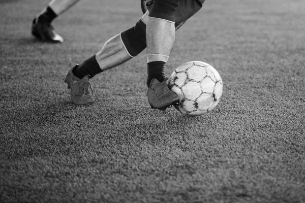 Imagen en blanco y negro de los jugadores de fútbol atrapan y controlan el bal — Foto de Stock