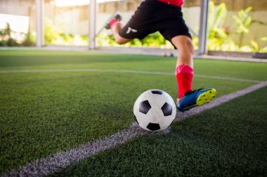 Futbol oyuncu hız çalıştırmak topu hedefe suni çim üzerinde ateş