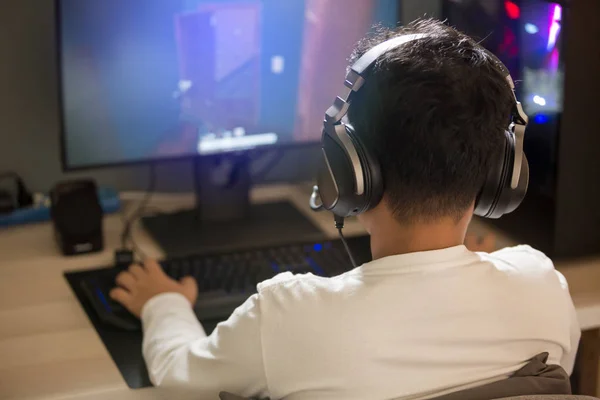 Retrato de chico asiático jugador jugando juegos en el ordenador en el roo —  Fotos de Stock