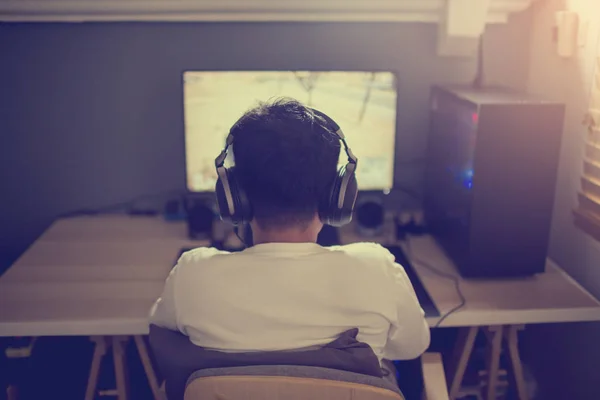 Portret van de Aziatische jongen gamer spelen games op de computer in de Roo — Stockfoto