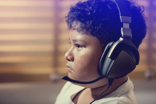 Portret van Asian Boy gamer is het dragen van een koptelefoon. — Stockfoto