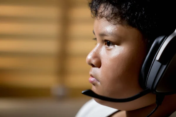 Portret van Asian Boy gamer is het dragen van een koptelefoon. — Stockfoto