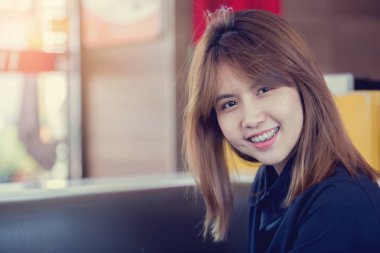 Diş braketler ile Asyalı Genç kadının mutlu gülümseme, diş sağlık