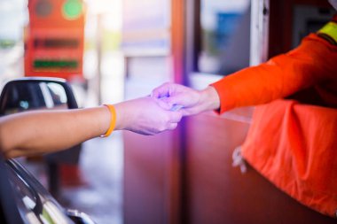 otoyol için sürücü ödeme bulanıklaşın elleri.