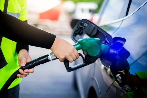 Manos llenando el coche con combustible en la gasolinera . — Foto de Stock