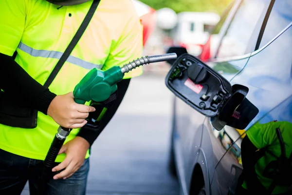 Händer påfyllning bilen med bränsle på bensin stationen. — Stockfoto