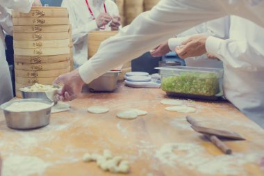 Dim Sum şefler çalışma sarma köfte ünlü restoranda