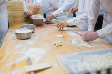 Dim Sum şefler çalışma sarma köfte ünlü restoranda