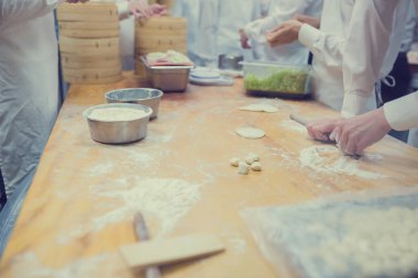 Dim Sum şefler çalışma sarma köfte ünlü restoranda