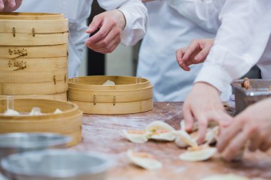 Dim Sum şefler çalışma sarma köfte ünlü restoranda