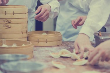 Dim Sum şefler çalışma sarma köfte ünlü restoranda