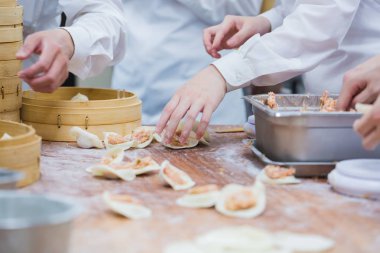 Dim Sum şefler çalışma sarma köfte ünlü restoranda