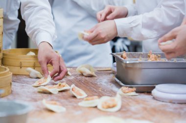 Dim Sum şefler çalışma sarma köfte ünlü restoranda
