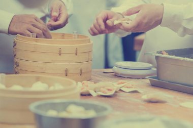 Dim Sum şefler çalışma sarma köfte ünlü restoranda