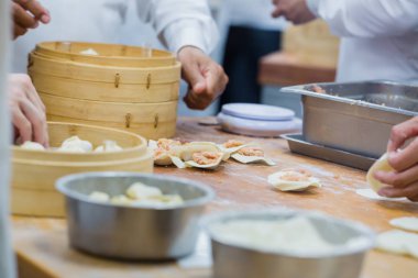 Dim Sum şefler çalışma sarma köfte ünlü restoranda