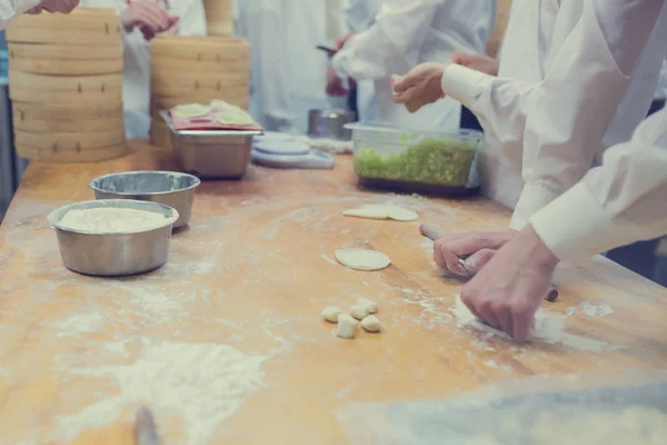 Dim Sum chefs working wrapping dumplings at famous restaurant in — Stock Photo, Image