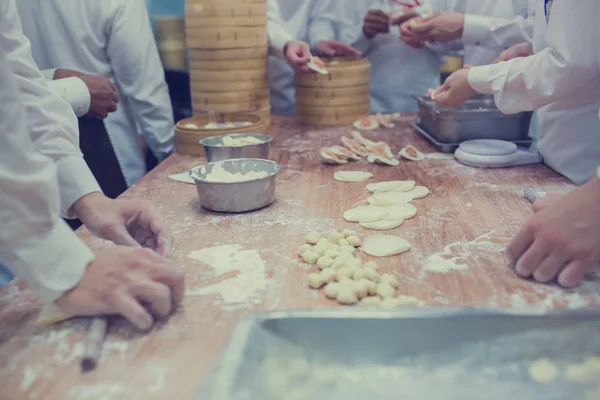 Dim Sum chefs trabajando envolviendo albóndigas en el famoso restaurante en — Foto de Stock