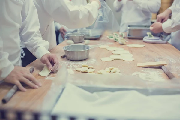 Dim Sum kucharzy pracy owijanie pierogi w słynnej restauracji w — Zdjęcie stockowe