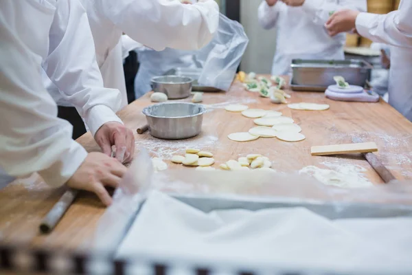 Dim Sum chefs working wrapping dumplings at famous restaurant in — Stock Photo, Image