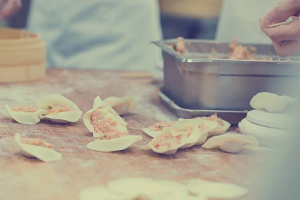 在著名的餐厅里, 点心厨师们在包装饺子的工作 — 图库照片