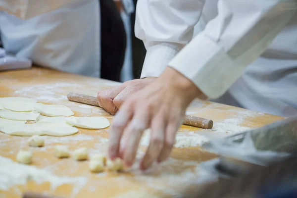 Dim Sum chefs working wrapping dumplings at famous restaurant in — Stock Photo, Image