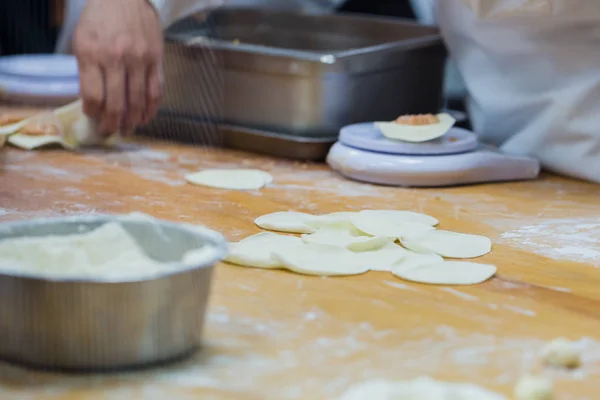 Dim Sum chefs working wrapping dumplings at famous restaurant in — Stock Photo, Image