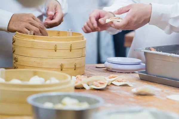 Dim Sum chefs trabajando envolviendo albóndigas en el famoso restaurante en — Foto de Stock