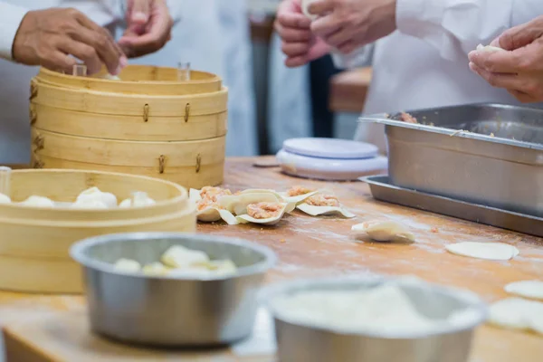 Dim Sum chefs trabajando envolviendo albóndigas en el famoso restaurante en — Foto de Stock